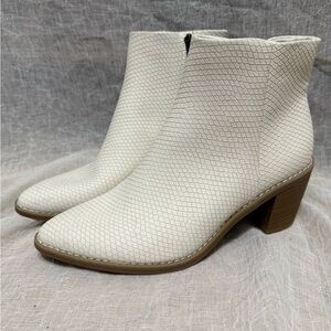Universal Thread White Alligator Textured Ankle Boots size 8